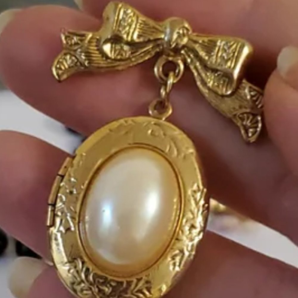 1928 Locket dangle bow pearl vintage antique gold